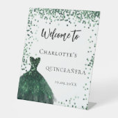 Quinceanera smaragdgroene jurk confetti welkom reclamebord met voetstuk (Voorkant)