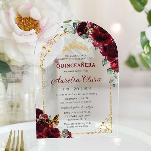 Quinceañera Sweet 16 Bourgogne Bloemen Gouden Boog Acryl Uitnodigingen