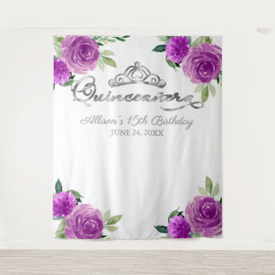 Quinceanera Zilveren Tiara Paarse Bloemstuk Achter Wandkleed