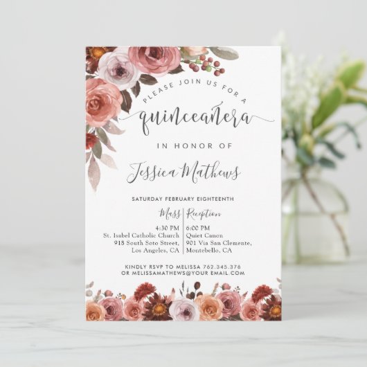 Quinceñera Bourgondië en Blush Bloemen Uitnodiging (Staand voorkant)