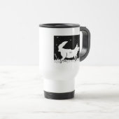 Quinn draagt een bliksembug reisbeker (Voorkant rechts)