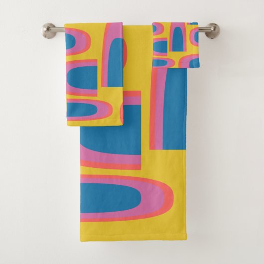 Quirky Abstracte geometrische vormen in helder gee Bad Handdoek (Insitu)