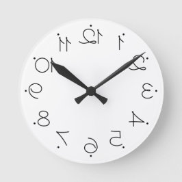 Quirky Black and White With Large Reversed Numbers Ronde Klok