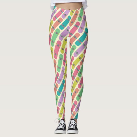 Quirky Colorful Skateboard Patroon Leggings (Voorkant)