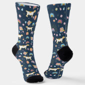 Quirky Cute Dog and Rainbow Pattern Blue Sokken (Gebogen)
