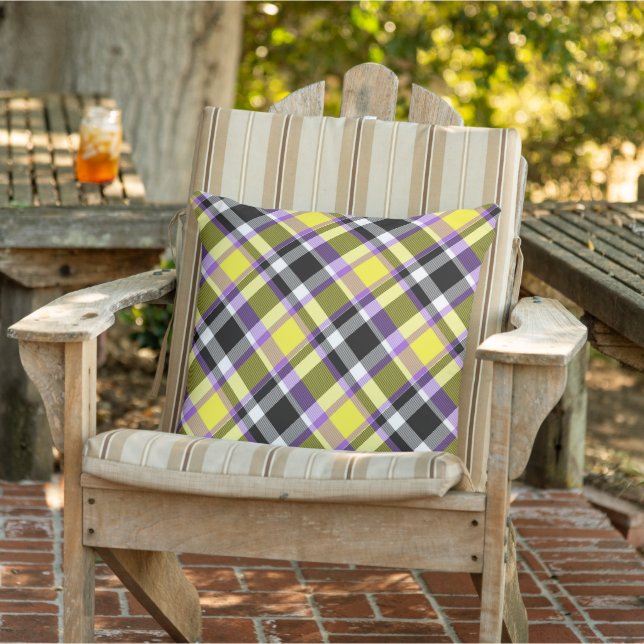 Quirky Eclectische Boho Nonbinary Plaid Pride Vlag Buitenkussen (Stoel)