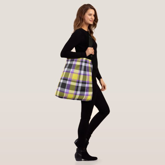 Quirky Eclectische Boho Nonbinary Plaid Pride Vlag Crossbody Tas (Op model)