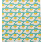 Quirky Fried Egg Graphic Pattern op Blauwgroen Douchegordijn (Voorkant)