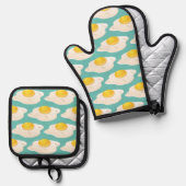 Quirky Fried Egg Graphic Pattern op Blauwgroen Ovenwant & Pannenlap Set (Voorkant / Achterkant)