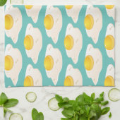 Quirky Fried Egg Graphic Pattern op Blauwgroen Theedoek (Gevouwen)
