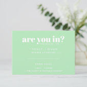 Quirky Fun Wedding RSVP | 70s Typografie Aankondiging (Staand voorkant)
