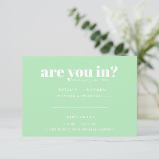 Quirky Fun Wedding RSVP | 70s Typografie Aankondiging (Staand voorkant)