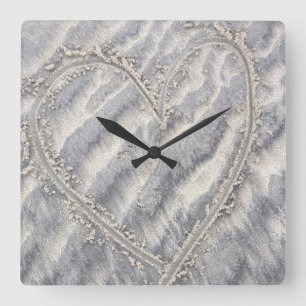 Quirky heart drawing in the sand square vierkante klok