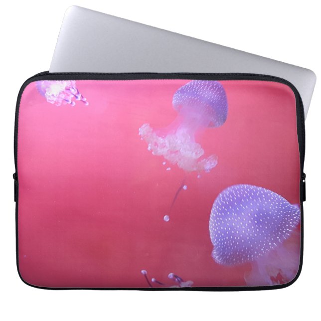Quirky Jellyfish in the Pink Water Laptop Sleeve (Voorkant)