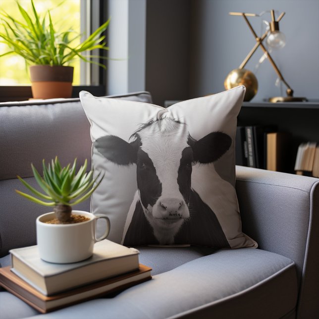 Quirky Koe Black en White Novelty Kussen (This quirky cow pillow is sure to "mooove" you and will look so perfect in a glam rustic decor.)