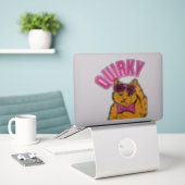 Quirky.. Ontdek de vele vormen van de kat Sticker (Laptop op bureau)