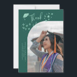 Quirky Thank You Stars Green Graduate Photo Aankondiging<br><div class="desc">Quirky and whimsical graduation announcement photo card featuring a curved photo on the front and 1 on the back. The text says "Thank You" with hand drawn stars and a graduation cap. Add the graduate's name,  information,  and message to personalize this card. Green background.</div>