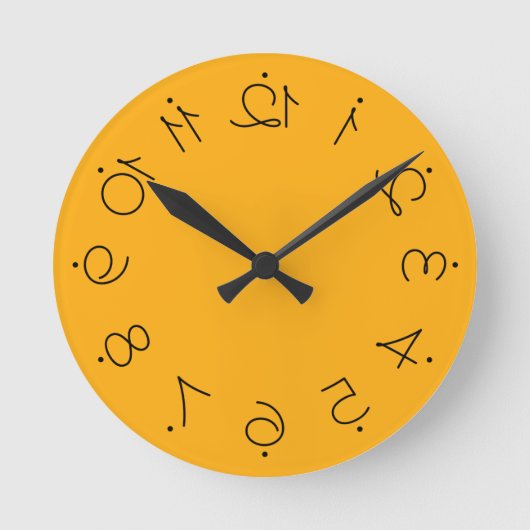 Quirky Yellow met getwijnde getallen Ronde Klok (Voorkant)