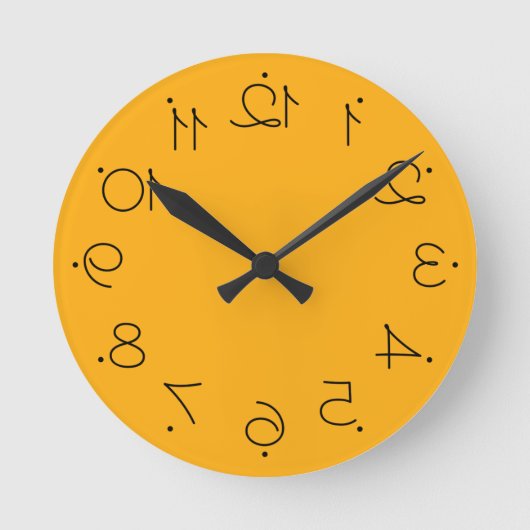 Quirky Yellow met grote omgekeerde getallen Ronde Klok (Voorkant)