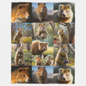 Quokka Chronicles: een hartverwarmende fotocollage Fleece Deken (Voorkant)