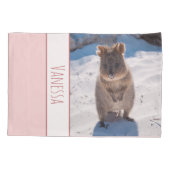 Quokka op het strand Australië, Roze meisjes Kussensloop (Achterkant)