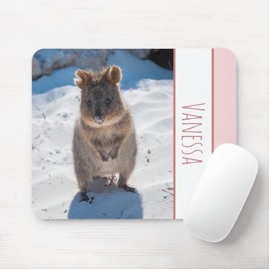 Quokka op het strand, Roze Meisjes Gepersonaliseer Muismat (Met muis)