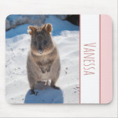 Quokka op het strand, Roze Meisjes Gepersonaliseer Muismat (Voorkant)