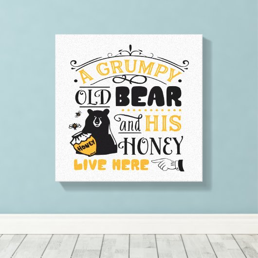 Quote A grumpy old beer en zijn honing wonen hier Canvas Afdruk (Insitu (Houten vloer))