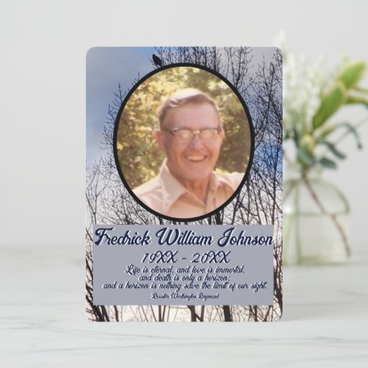 Quote Foto Pine Tree Forest Background Memorial P Programmakaart (Staand voorkant)