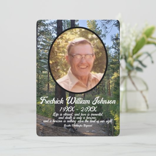 Quote Foto Pine Tree Forest Background Memorial Programmakaart (Staand voorkant)