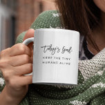 Quote over de millenniumdoelstellingen voor Gezegd Koffiemok<br><div class="desc">Trendy,  stijlvol,  grappig gezegde voor de mok van koffie "Het doel van vandaag: houd de kleine mensen in leven" in moderne scripttypografie op de tweetalige koffiekoffie-mok. Perfect verjaardagscadeau voor de geweldige moeder in je leven. Beschikbaar in veel meer binnenkleuren.</div>