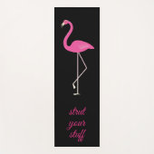 Quote Strut Your Stuff Pink Flamingo op zwart Yogamat (Voorkant)