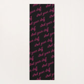 Quote Strut Your Stuff Pink Flamingo op zwart Yogamat (Achterkant)