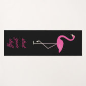 Quote Strut Your Stuff Pink Flamingo op zwart Yogamat (Voorkant (horizontaal))