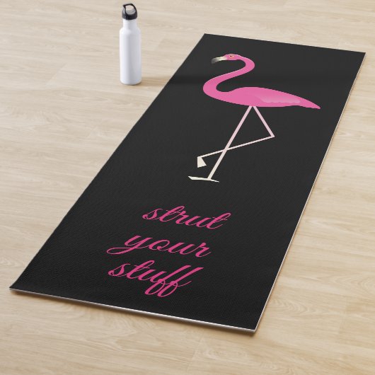 Quote Strut Your Stuff Pink Flamingo op zwart Yogamat (In situ)