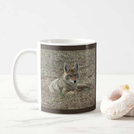R22 Coyote Liggend Koffiemok (Met donut)