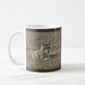 R22 Coyote Liggend Koffiemok (Links)