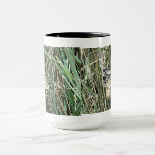 R4 Bull Snake in het gras Mok (Midden)