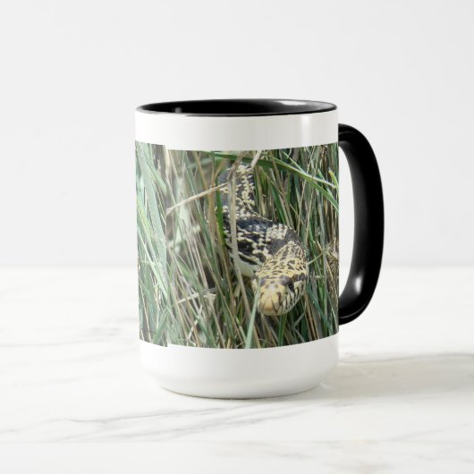 R4 Bull Snake in het gras Mok (Voorkant rechts)