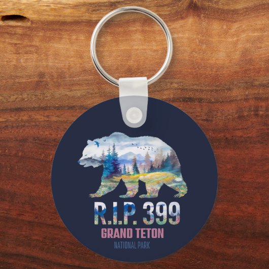 R.I.P. 399 De Koningin van het Tetons Beer Sleutelhanger (Achterkant)