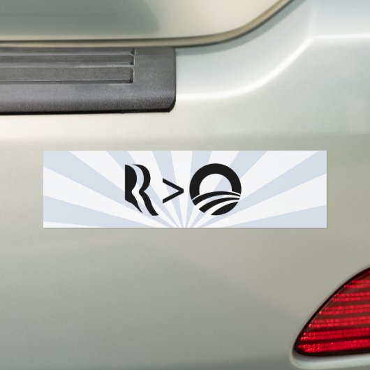 R IS GROTER DAN O-.png Bumpersticker (Op auto)