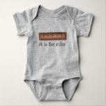 R is voor Ruler Mathematics Wiskunde Class School  Romper<br><div class="desc">Alphabet letter leuk! Het ontwerp van het baby-pak is voorzien van een originele markeringsillustratie van een houten liniaal, met R IS FOR RULER in een leuk lettertype. Geweldig voor het leren van ABC's. Zie je niet wat je zoekt? Hulp nodig bij aanpassingen? Klik "contact deze ontwerper"om iets te hebben enkel...</div>