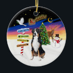 R - Xmas Signs - Greater Swiss Mountain Dog Keramisch Ornament<br><div class="desc">Een Berner Sennenhond ziet de Kerstman opstijgen voor de borden van de Noordpool die zeggen opstijgen,  dorp,  werkplaats en kazerne. Een rendier kijkt uit achter een feestelijke kerstboom naast een gelukkige sneeuwman.</div>
