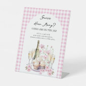 Raad eens hoeveel Champagne en Cupcake Vrijgezelle Reclamebord Met Voetstuk (Voorkant)