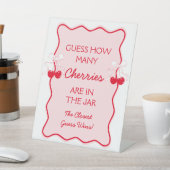 Raad eens hoeveel kersen er bovenop zitten reclamebord met voetstuk (Insitu)