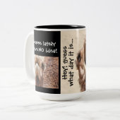 Raad eens wat de dag is... quarantainehump dag. tweekleurige koffiemok (Voorkant links)