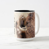 Raad eens wat de dag is... quarantainehump dag. tweekleurige koffiemok (Voorkant rechts)