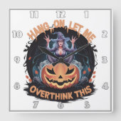 raadselachtige heks die in de schemering boven op  vierkante klok (Voorkant)