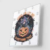 raadselachtige heks die in de schemering boven op  vierkante klok (Hoek)