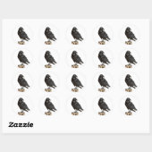 Raaf op een boomstronk ronde sticker (Vel)